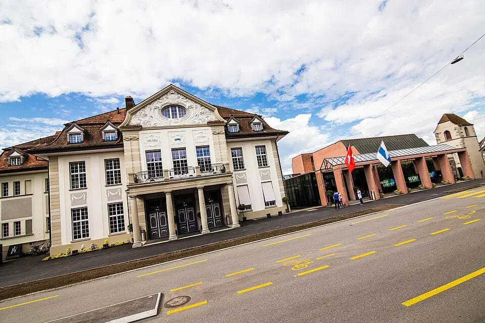 Bergseitige Fassade des Theater Casino Zug