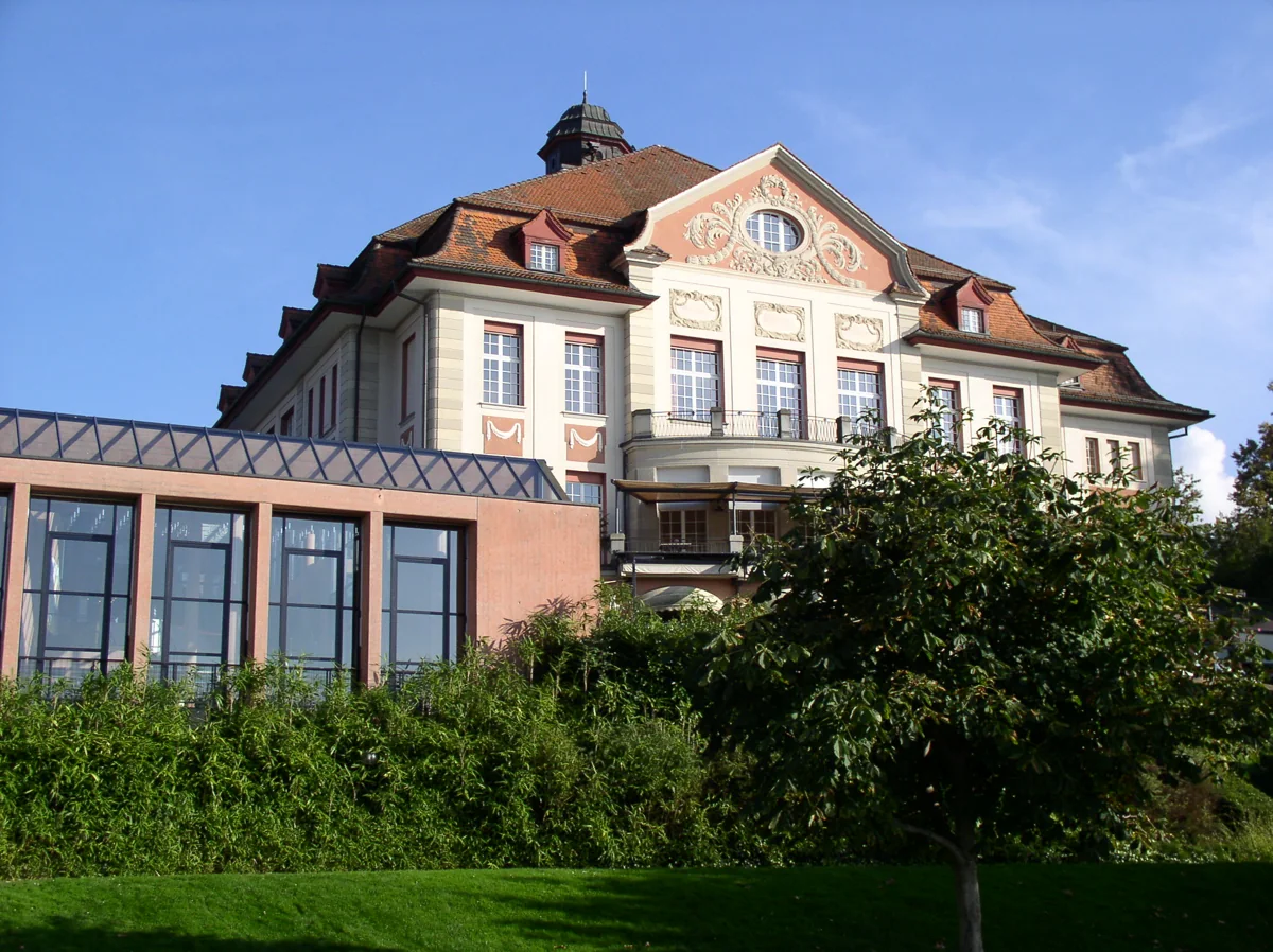 Westseite des Theater Casino Zug